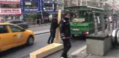 Metro İstasyonunda Bir Kişi Raylara Düştü (2)