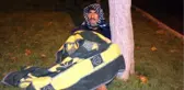Kızı İle Damadına Yük Olmamak İçin Parkta Yatan Yaşlı Adama Polis Sahip Çıktı