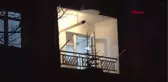 Cinnet Getiren Öğretmen Evindeki Eşyaları Balkondan Aşağı Attı