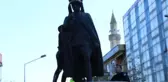 Cezaevindeki Ağabeyine Af İçin İkinci Kez Atatürk Heykeline Çıktı