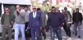 Roman Vatandaşlar Seçim Öncesi Adaylarını AK Parti'ye Müzik Eşliğinde Götürdü