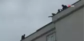 Çocuklarının Kendisine Verilmesi İçin Yine Çatıya Çıktı
