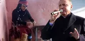 Cumhurbaşkanı Erdoğan'ın Misafir Ettiği 13 Yaşındaki Kız, Aç Kalan Kedileri Mangalda Et ve Sucukla Besledi