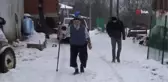 Herkes Montla Gezerken O Kısa Kolluyla Geziyor.. Görenler Şaşkınlıklarını Gizleyemiyor