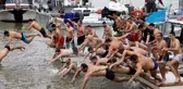İstanbul'da Onlarca Kişi Haç Çıkarmak İçin Buz Gibi Suya Atladı