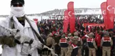 Kar ve Soğuğa Aldırış Etmeyen Binlerce Kişi, Sarıkamış Şehitlerini Anmak İçin Toplandı