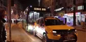 El Freni Çekilmeden Park Edilen Taksi Halk Otobüsüne Çarptı