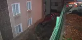 Karabük'te İstinat Duvarı Çöktü: 4 Araç Apartman Bahçesine Düştü