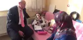Engelli Genç Kızın Yeni Kimlik Kartı Sevinci