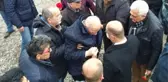 Tören Sırasında Fenalaşan Atatürkçü Düşünce Derneği Başkanı'na İlk Müdahaleyi AK Parti'li Belediye Başkan Adayı Yaptı
