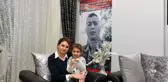 Baba Hasretini Şehidin Fotoğrafıyla Konuşarak Gideriyor