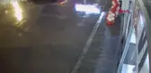 Denizli Lüks Otomobille Mağazanın Cam Giriş Kapısını Kırdı