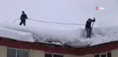 Beline Bağladığı İple Canını Hiçe Sayarak Ekmek Parası Kazanıyor