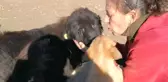 Doğuştan Gözleri Olmayan Köpeğe Evladı Gibi Bakıyor