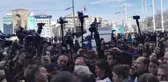 Taksim'de Yürümek İsteyen HDP'lilere Polisten İlginç Sözler: Sizi Yürütürsem Ayıp Etmiş Olurum
