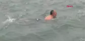 İstanbul- Kar Yağışı ve Soğuk Havaya Aldırmadan Denize Girdiler