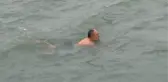 Kar Yağışı ve Soğuk Havaya Aldırmadan Denize Girdiler