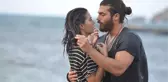 Oyuncu Demet Özdemir'in Doğum Gününde Karavanı Güllerle Kaplatıldı