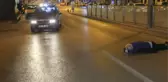 Caddenin Ortasına Uzanan Alkollü Şahıs İnat Edince Trafiği Birbirine Kattı