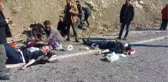 Minibüs ile Otomobil Kafa Kafaya Çarpıştı! Yaralılar Yol Ortasında Ambulans Bekledi