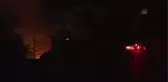 Devrilen Mum İki Evi Kül Etti