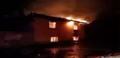 Gecenin Karanlığını Aydınlatan Alevler 2 Katlı Evi Küle Çevirdi