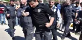 Komşuları Tarafından Şikayet Edilen Zanlı, Evine Gelen Polis Memurunu Bıçakladı