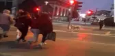 Kırmızı Işıkta İnsanlar Geçti, O Bekledi