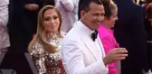 Nişanlısı Tarafından Aldatılan Jennifer Lopez, Sokakta Bornozla Yürürken Yakalandı