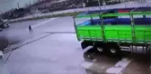 Samsun Otomobil Güvenlik Görevlisine Çarptı; O Anlar Kamerada
