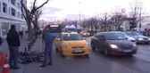 Taksinin Kapısını Aniden Açan Yolcu, Motorlu Kuryeyi Yaraladı