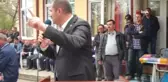 Belediye Başkanı Kendi Elleriyle Halka Yemek Dağıttı