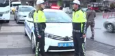Denizli Emniyet Müdürünün Elinden Önce Muhabir 1 Yıl Sonra Polis Olarak Pastayı Yedi