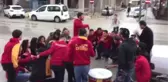 Kaza Yapan Otomobilin Taraftar Grubunun Arasına Dalması Kamerada