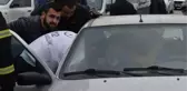 Araçta Sıkışan Hamile Eşinin Başından Ayrılmadı