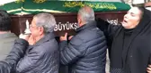 Şarkıcı Tuğba Özerk, 40 Gün Önce Kaybettiği Babası İçin Türkü Okudu