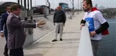 AK Parti Logolu Tişört Giyerek İntihar Etmek İsteyen Vatandaşı, Ahmet Davutoğlu İkna Etti!