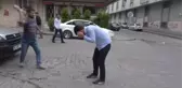 Mahallede Yuva Yapan Arılar, Yoldan Geçen Vatandaşlara Saldırdı