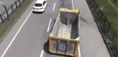 Kamyonun Damperi Üst Geçide Çarptı: 2 Yaralı