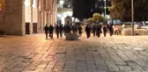 İsrail Askerleri Namaz Kılanları Zorla Çıkarttı