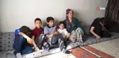 Tek Odalı Evde Çocuklarına Hem Annelik Hem de Babalık Yapıyor