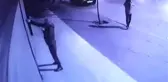 İş Yerinin Kepengine Yazı Yazan Şahıslar, Güvenlik Kameralarına Yansıdı