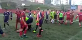 Kırmızı Kartı Yedi, Rakibine Uçan Tekme Attı