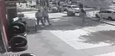 Binadan Kopan Mermerin Kaldırımda Yürüyen Vatandaşların Yanına Düşme Anı