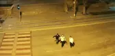 3 Kişinin Yolun Ortasındaki Tehlikeli Oyunu Kamerada