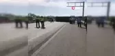 Devrilen Kamyon Çilek Tezgahına Çarptı: 1'i Çocuk 2 Yaralı