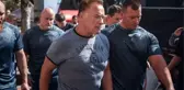Schwarzenegger'e Uçan Tekmeli Saldırı Düzenlendi! O Anlar Kamerada