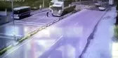 Yolcu otobüsünden inip karşıya geçmeye çalışan kıza tır çarptı
