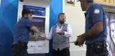 Sinirli Vatandaş, Kira Parasını Yutan ATM'yi Yumrukladı