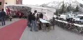 Öğrenciler, Kızılay iftar çadırında gönüllü çalışıyor